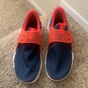 Nike Sock Dart kids sneakers (boys or girls-sz 7Y) good condition. Navy/Red